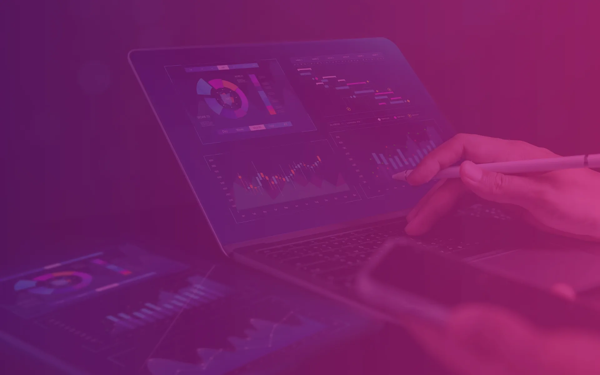 Zdjęcie monitora laptopa, na którym widoczne są wykresy i statystyki nawiązujące do treści artykułu, który to zdjęcie obrazuje jako okładka, czyli do zarządzania projektami. Na fotografii widoczna jest lewa dłoń trzymająca telefon komórkowy i prawa, trzymająca długopis a jednocześnie naciskająca jeden z górnych klawiszy klawiatury. Na zdjęcie naniesiony jest filtr czyli fioletowo-różowy gradient, który odpowiada identyfikacji wizualnej firmy Transition Technologies PSC. Zdjęcie nie posiada żadnych napisów ani loga, służy do tła na stronie internetowej, w kafelku odsyłającym do całości artykuły pt. Jira plus BigPicture, zaawansowane zarządzanie projektami.