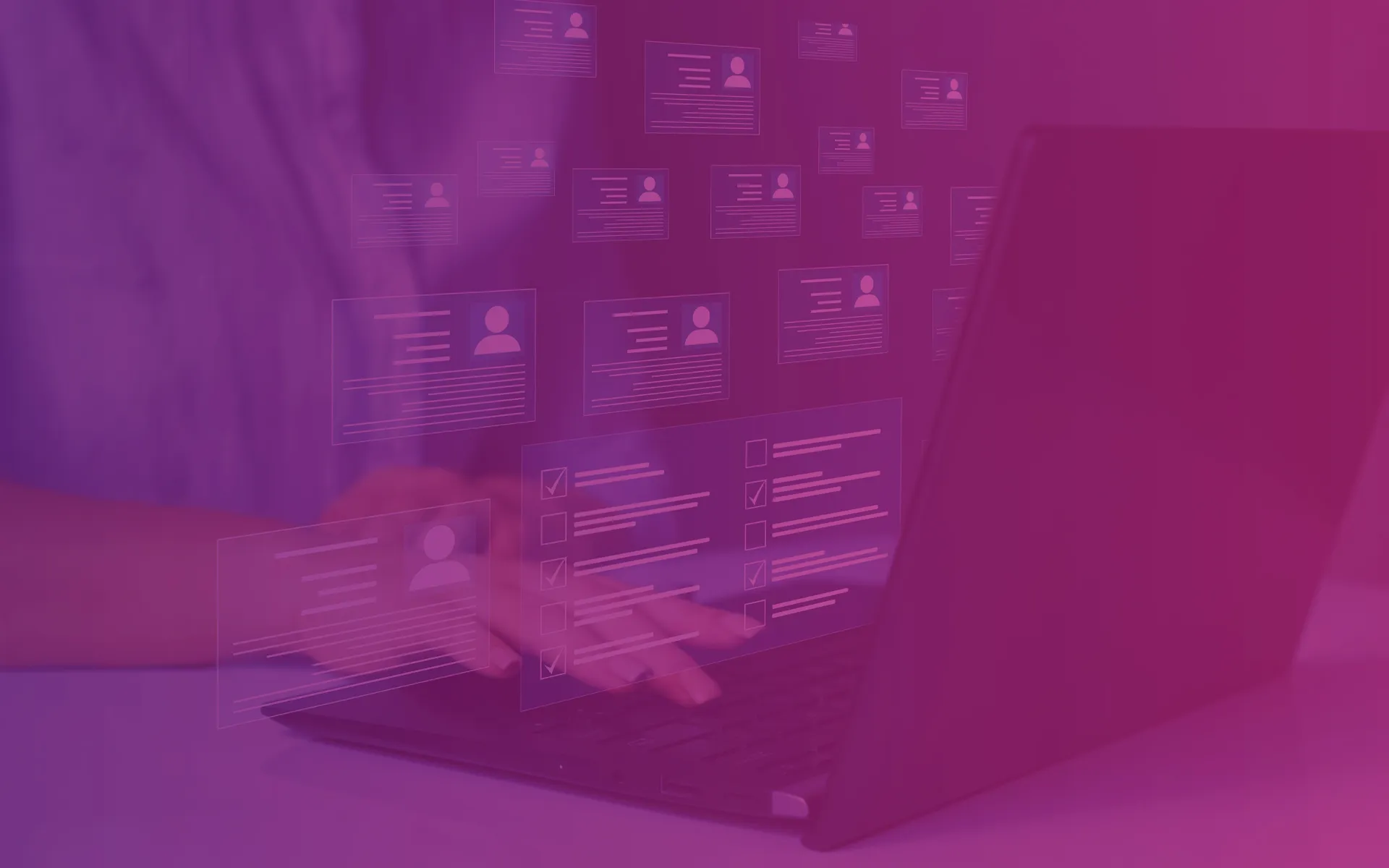 Zdjęcie monitora laptopa, nad którym unoszą się holograficzne wizytówki różnych pracowników co ma nawiązywać do treści artykułu, do którego użyta jest grafika – do treści na temat procesu rekrutacji prowadzonym w systemie Jira. Na zdjęcie naniesiony jest filtr czyli fioletowo-różowy gradient, który odpowiada identyfikacji wizualnej firmy Transition Technologies PSC. Zdjęcie nie posiada żadnych napisów ani loga, służy do tła na stronie internetowej, w kafelku odsyłającym do całości artykuły pt. Rekrutacja w środowisku Jira plus Confluence