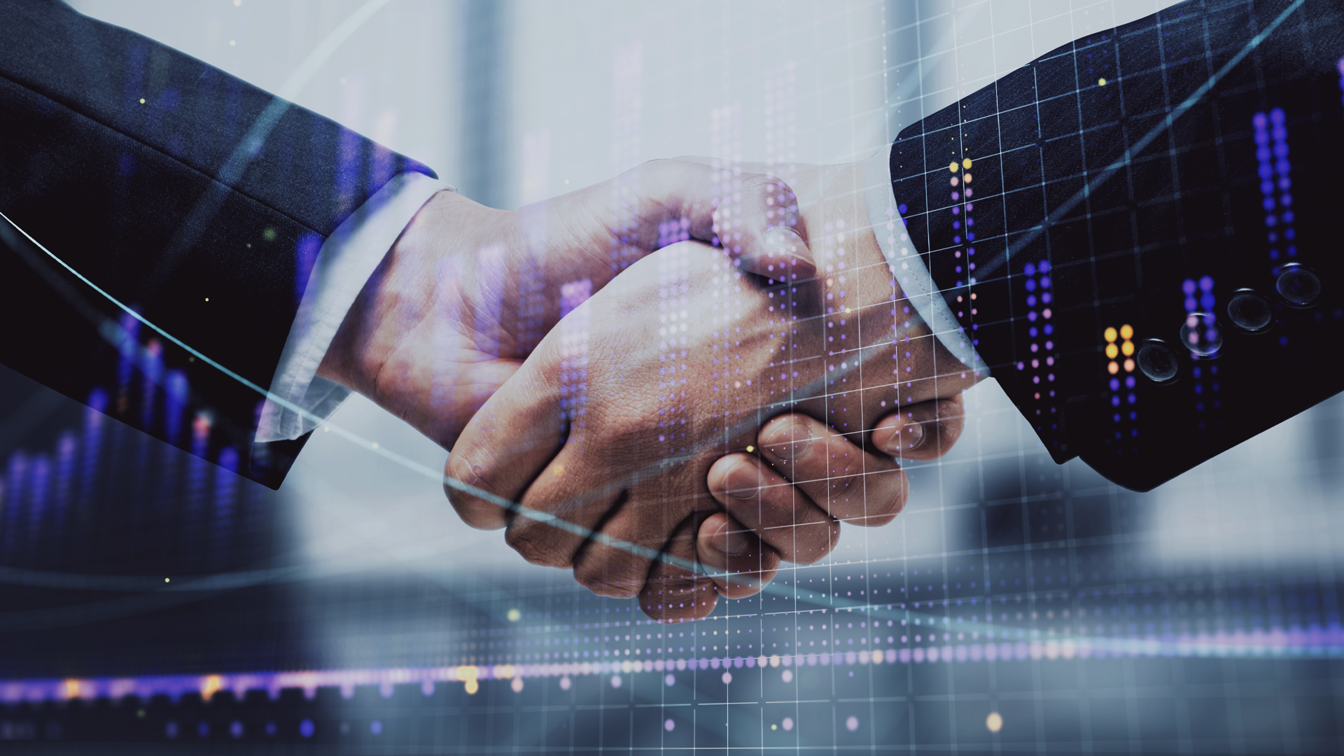 Zdjęcie przedstawia zaciśnięte w uścisku dłonie w geście porozumienia lub zawarcia umowy, na zdjęcie naniesione są półprzezroczyste elementy symbolizujące nowoczesne technologie. Zdjęcie jest okładką notki prasowej firmy Transition Technologies PSC pod tytułem Transition Technologies PSC z tytułem The Best of Industry 4.0.