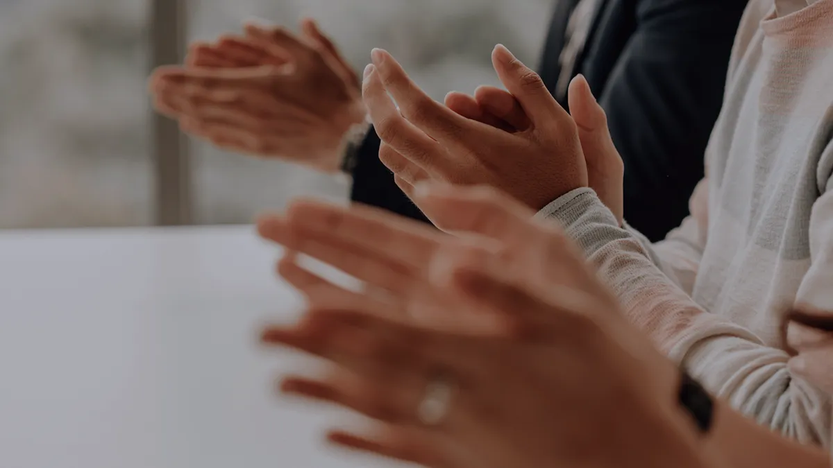 Zdjęcie przedstawia klaszczące dłonie trzech osób, nie widać pełnych postaci. Z kontekstu wynika, że osoby cieszą się z czyjegoś sukcesu. Zdjęcie jest grafiką okładkową do notki prasowej firmy Transition Technologies PSC i pojawia się jako ilustracja wpisu o tytule: TT PSC finalistą konkursu IT Europa Channel Awards 2023.