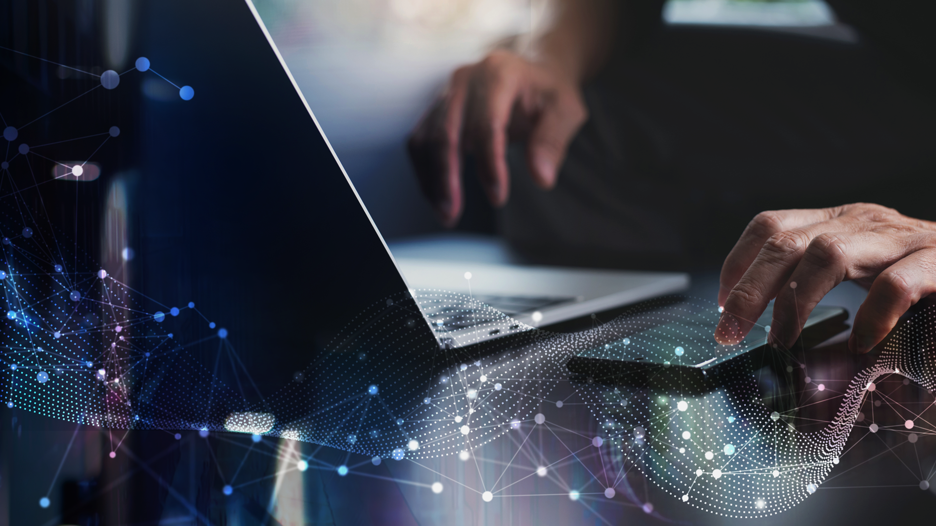 Profesjonalna i dynamiczna grafika ilustrująca historię sukcesu zatytułowaną „Kompleksowe wsparcie Salesforce dla Milestone Systems”. Obraz przedstawia dwie ręce piszące na klawiaturze laptopa, symbolizujące produktywność i pracę technologiczną. Tło jest ciemne, co tworzy kontrast, który podkreśla nakładkę tekstową.