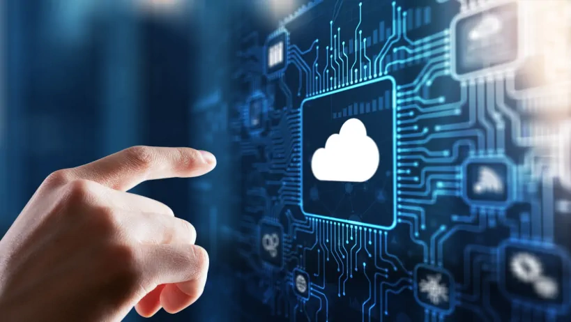 Osoba pracująca na laptopie z grafiką przedstawiającą chmurę obliczeniową i ikony technologii symbolizujące łączność, dane, bezpieczeństwo i analitykę.