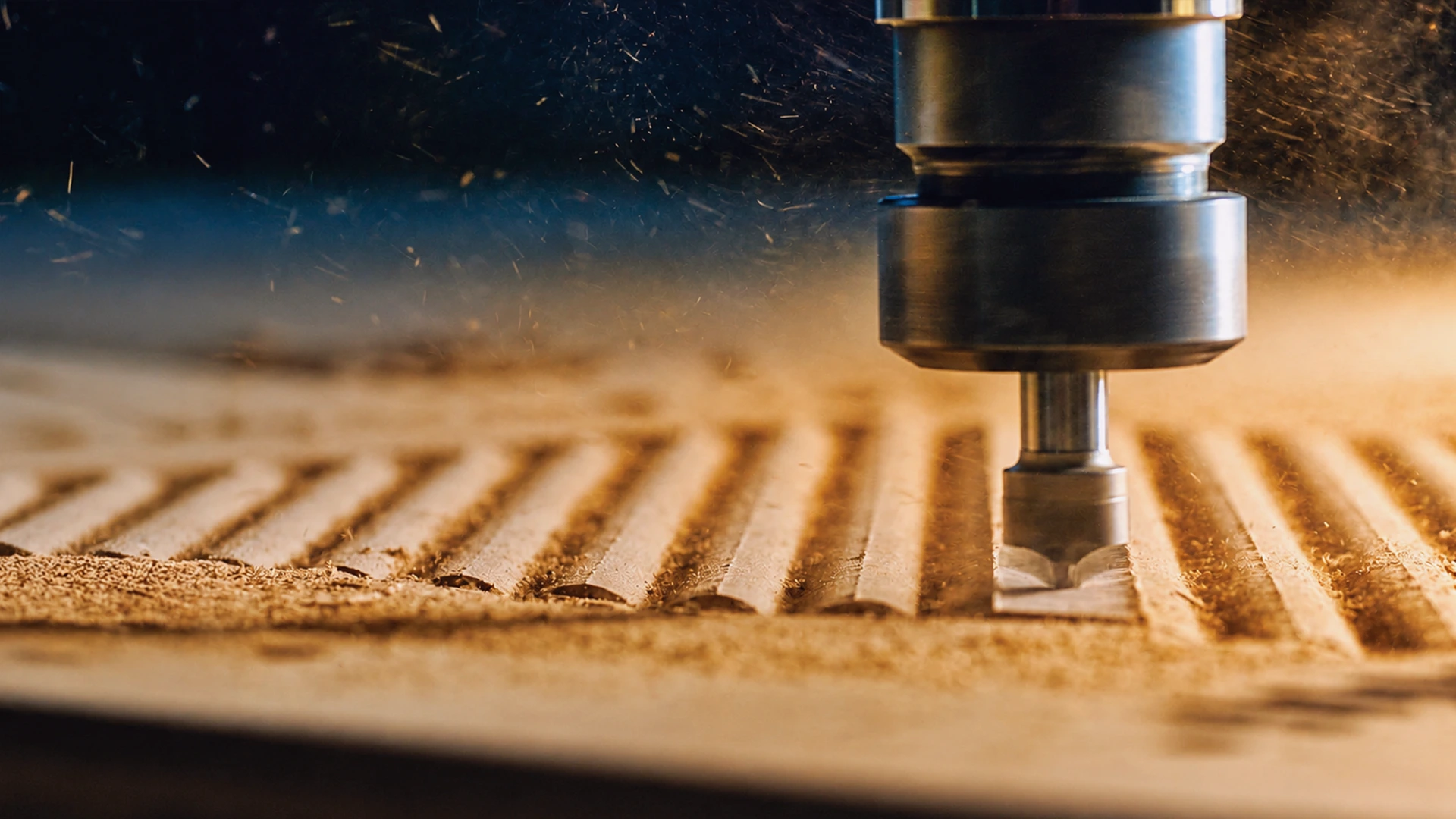 Fraiseuse CNC usinant un panneau de bois sur un site Finsa — maintenance prédictive par TT PSC