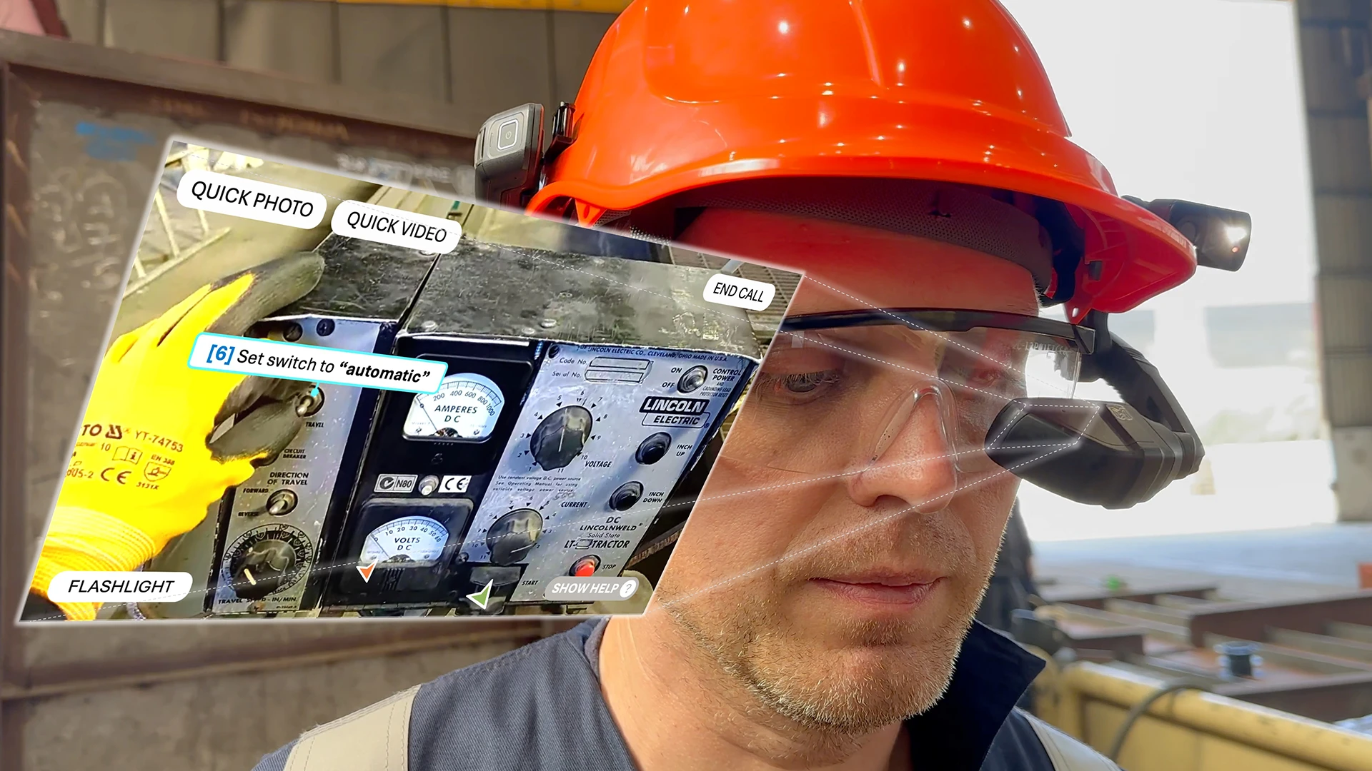 Deux personnes collaborent devant un ordinateur portable, l'une d'elles pointant l'écran à l'aide d'un crayon.