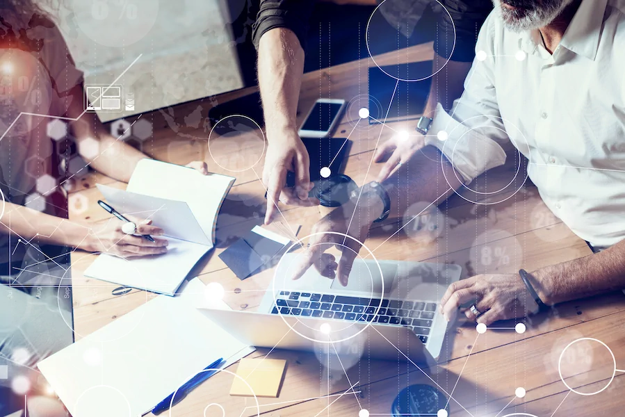 Person analysant des données sur un écran d’ordinateur avec des diagrammes visualisés et des connexions – symbolisant le conseil PLM et la transformation numérique