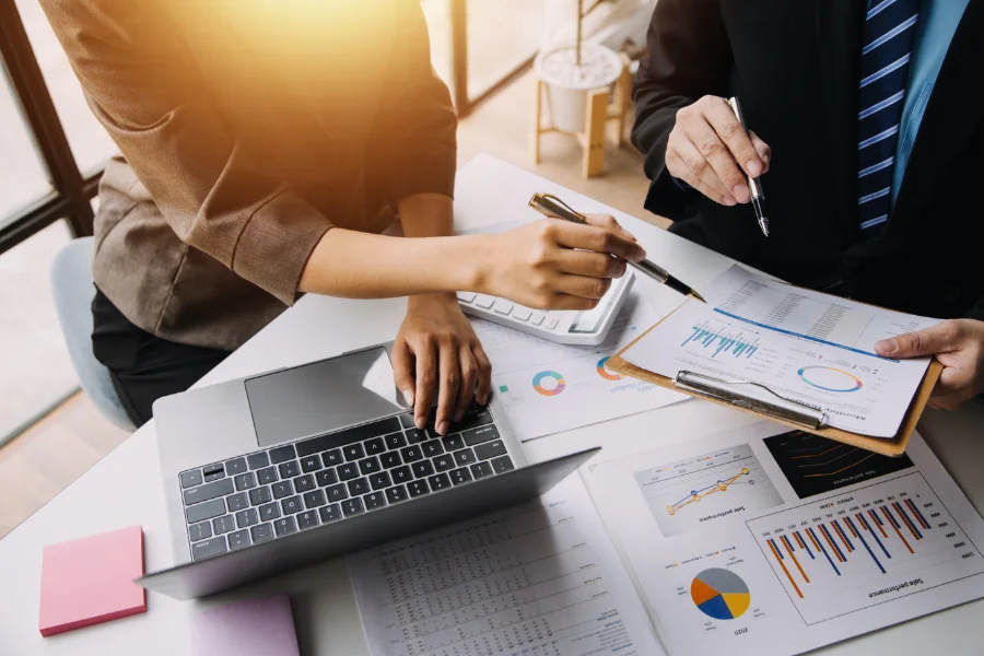 Geschäftstreffen mit Finanzanalyseunterlagen und Diagrammen.