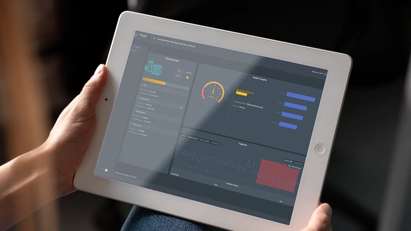 Main tenant une loupe au-dessus de graphiques financiers, symbolisant l'analyse des données.