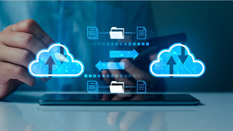 Ein Geschäftsmann interagiert mit einer leuchtenden digitalen Wolke, die von einem Netzwerk aus verbundenen Knotenpunkten und Datenströmen umgeben ist. Das Bild steht für Cloud Computing, Unternehmensdatenmanagement und sichere digitale Transformation innerhalb einer Unternehmensdatenplattform.