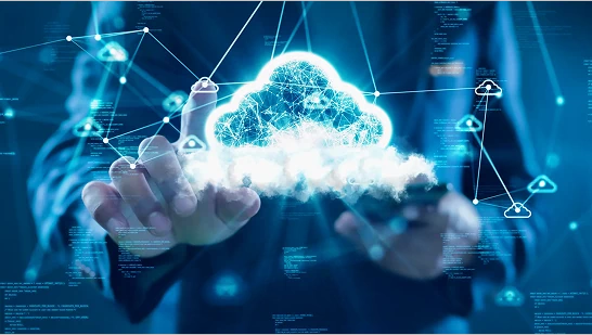 Eine Person, die mit einem digitalen Stift auf einem Laptop interagiert, mit einer holografischen Datenflussdiagramm auf dem Bildschirm angezeigt. Die Abbildung stellt die Unternehmensdatenverwaltung, digitale Arbeitsabläufe und Datenintegration innerhalb einer Unternehmensdatenplattform dar.