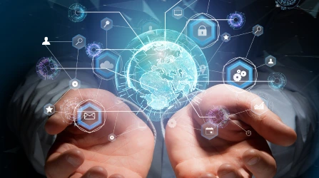 Mains tenant un globe numérique entouré d’icônes technologiques, représentant un réseau mondial et la connectivité numérique