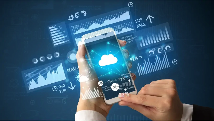 Grafika przedstawiająca dłoń trzymającą smartfon z ikoną chmury na ekranie. W tle widoczne są cyfrowe wykresy, dane i statystyki, co nawiązuje do zarządzania danymi w chmurze, odnosząc się do funkcji Jira Cloud.