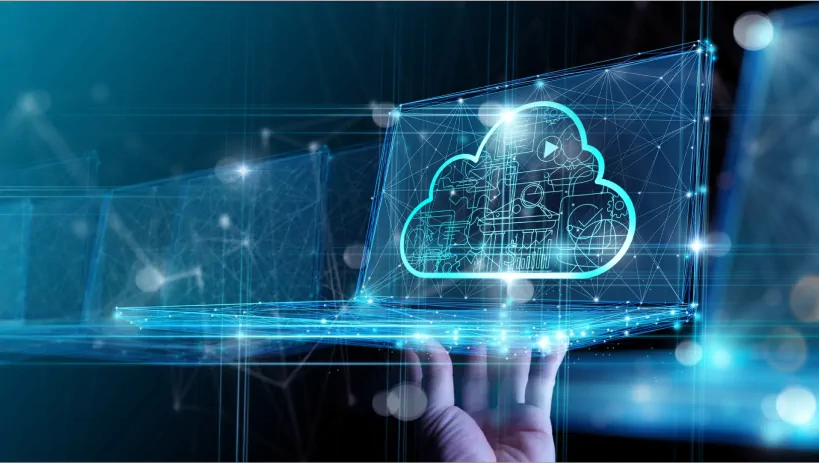 Grafika przedstawiająca dłoń trzymającą laptop z hologramem chmury, w której widoczne są ikony technologii. Tło obrazuje sieć połączeń, co odnosi się do zdalnego zarządzania i integracji danych w Jira Cloud.