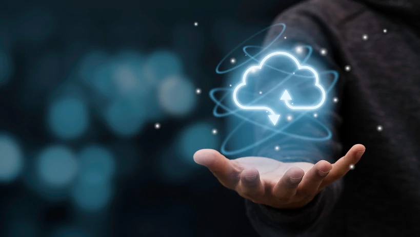 Cloud-Computing-Symbol über einer Hand, die Daten hoch- und herunterlädt